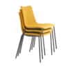 Een stapel met stapelbare stoelen.