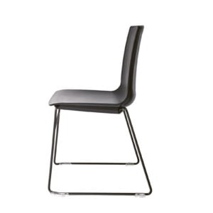 Zwarte kunststof stapelstoel met slede onderstel zonder armleuning