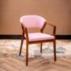 Stevige houten stoelen met roze stoffering