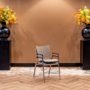 Stapelbare koppelstoelen voor in een wachtkamer