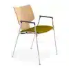 Moderne stapelstoel met houten rugleuning