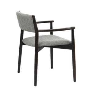 Houten stoel die je kan stapelen voor de horeca met grijze zitting