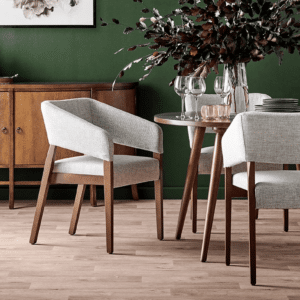 Stapelstoel van hout voor in de wachtkamer