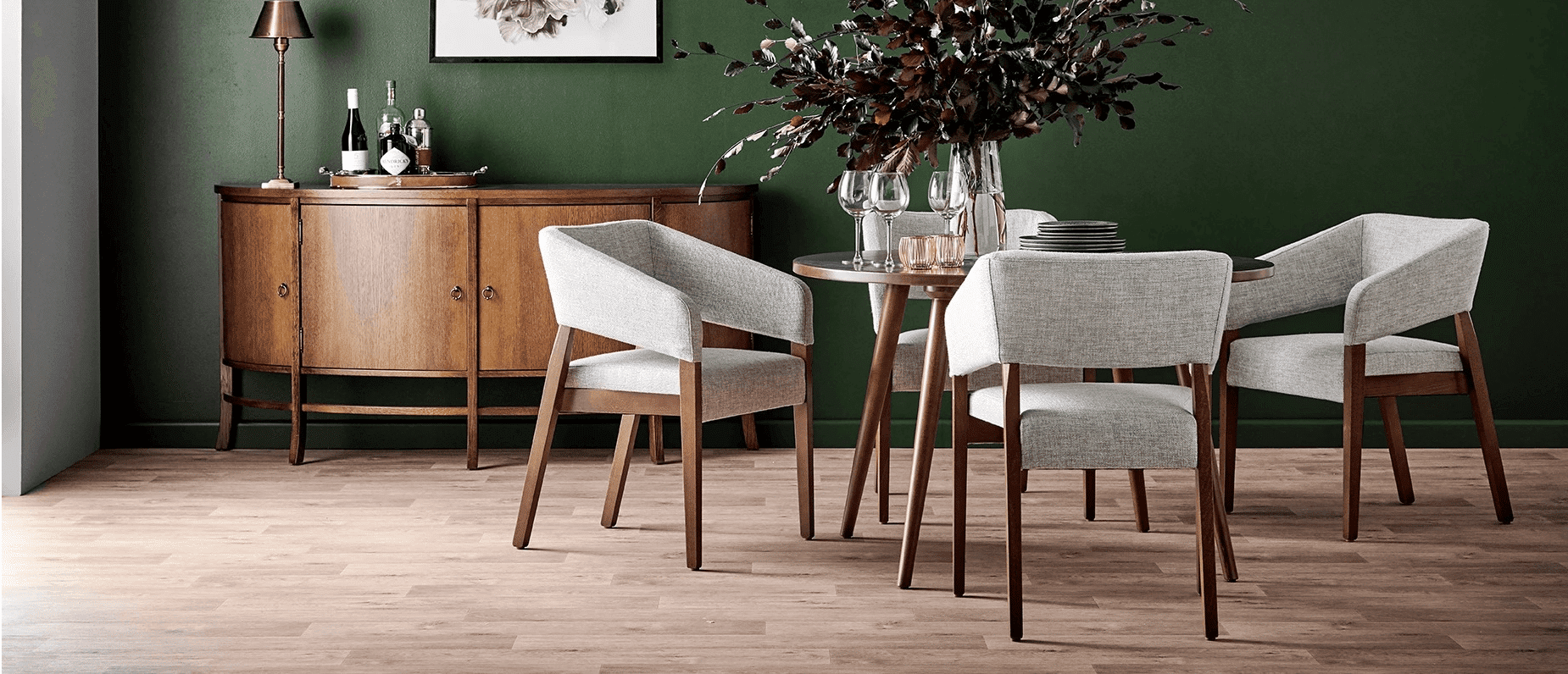 Stapelstoel van hout voor in de wachtkamer