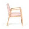 Stevige houten stapelstoel in het roze