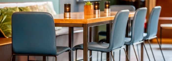 Blauwe stoelen met tafel