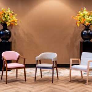 Verschillende stapelbare stoelen van hout