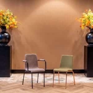 Stapelstoel modern met armleuning voor de horeca