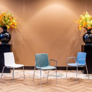 Koppelbare conferentiestoelen met en zonder armleuningen