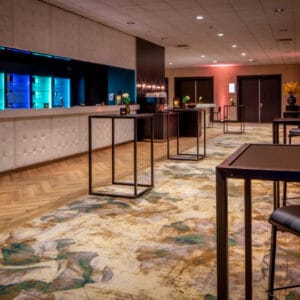 Stapelbare statafel in het zwart in horeca setting