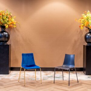 Gestoffeerde en kunststof stapelstoel met metalen onderstel zonder armleuningen