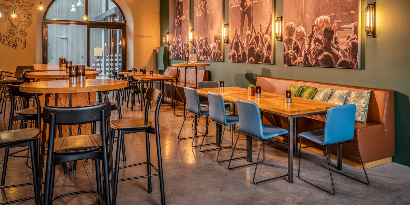 Sfeervolle inrichting van een restaurant met meubiliar