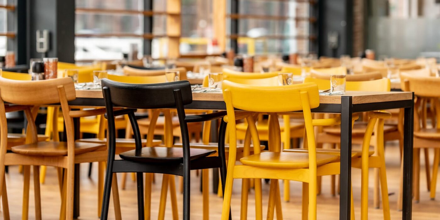 Opstelling van meubilair met gele en zwarte stoelen